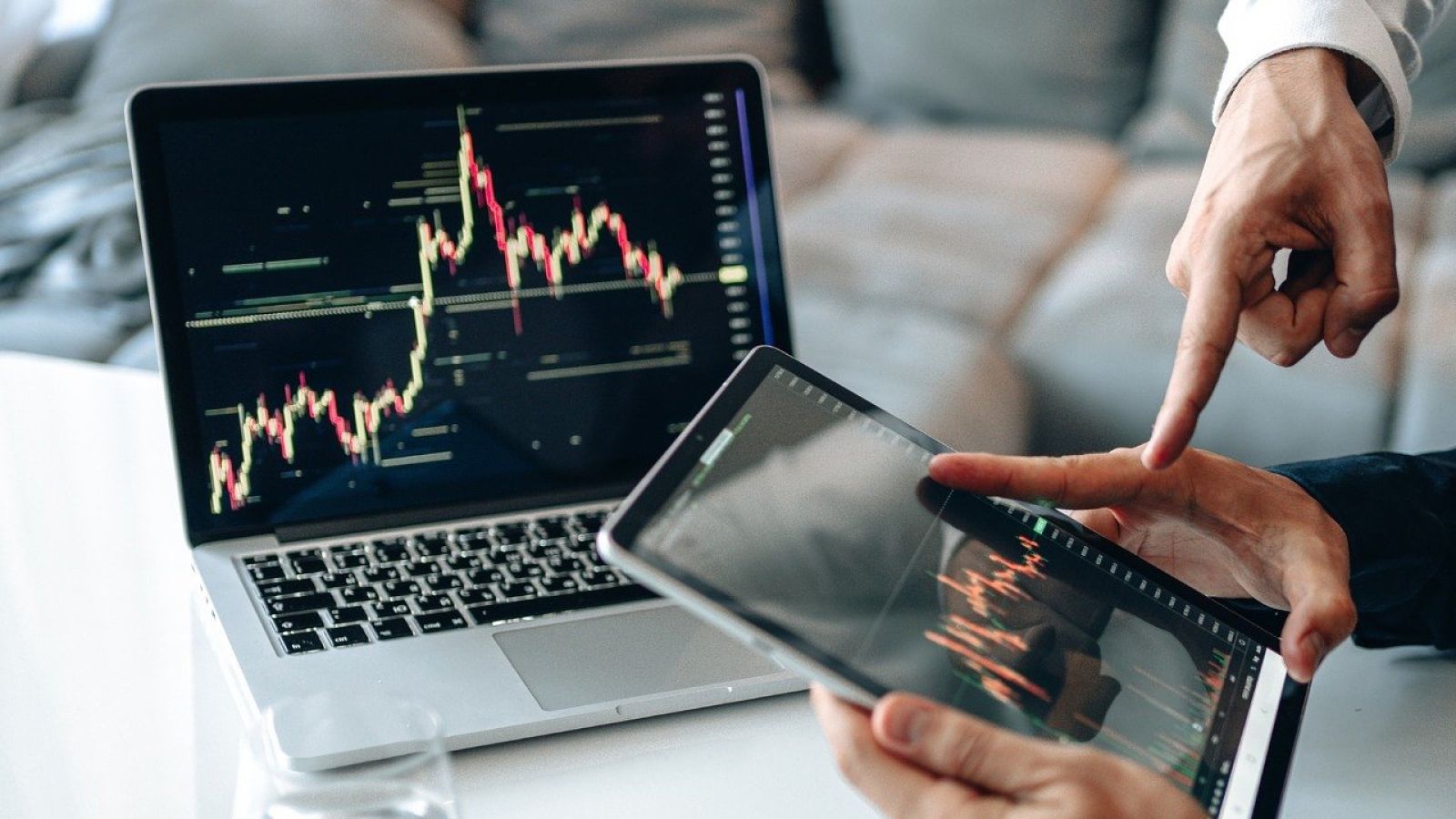 Strategiczna przewaga czy kosztowny mit? Kto wygrywa dzięki chmurze?