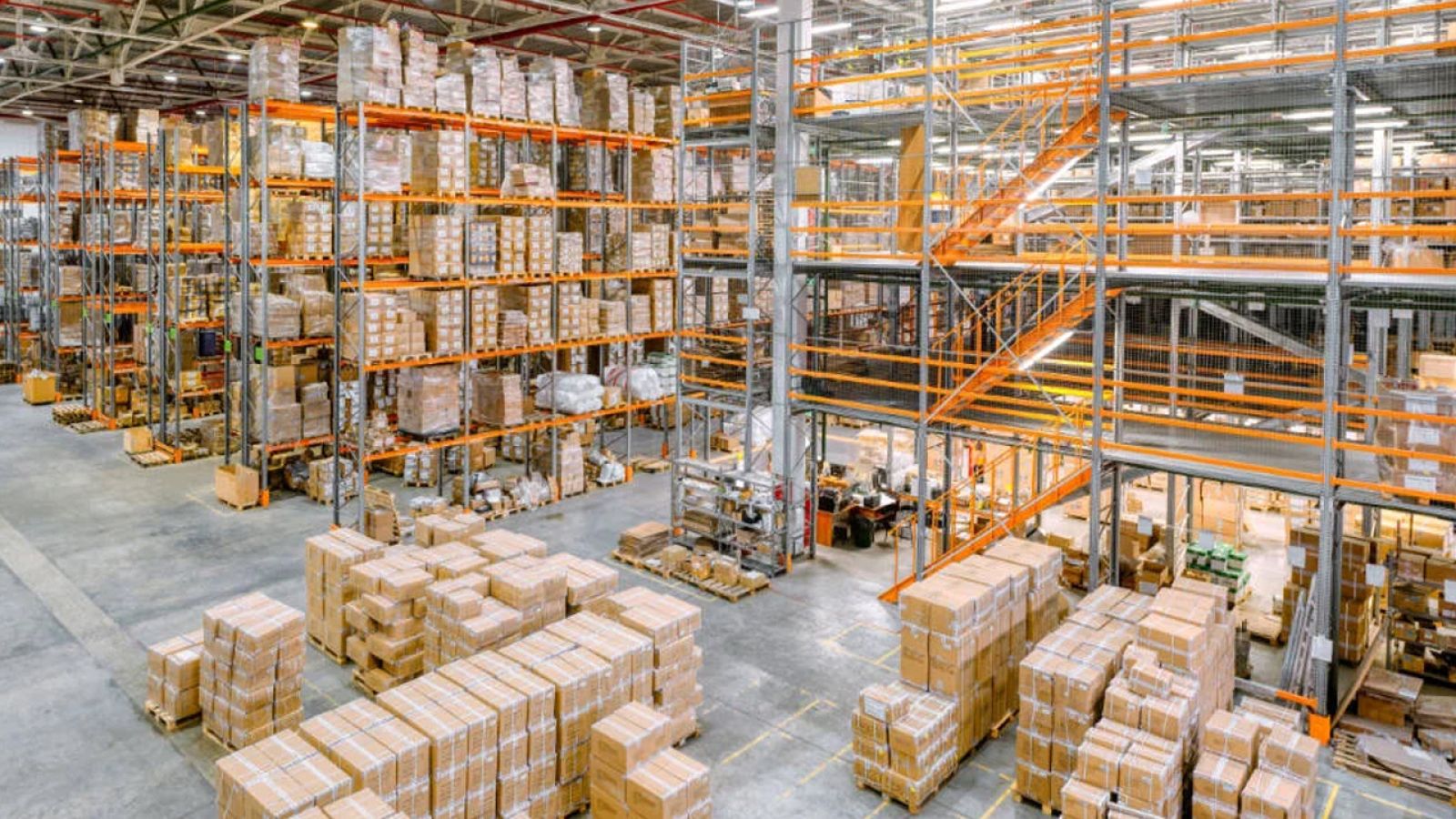 Jak wdrożyć WMS w magazynie i nie utknąć po drodze?