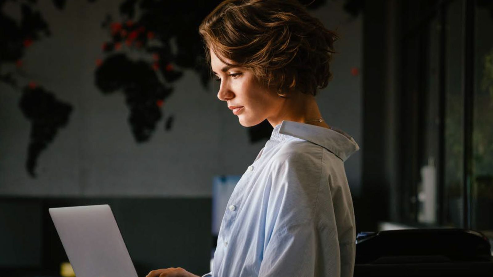 Cyberbezpieczeństwo 2025: Polskie firmy w obliczu wyzwań AI i luk w gotowości na cyberzagrożenia