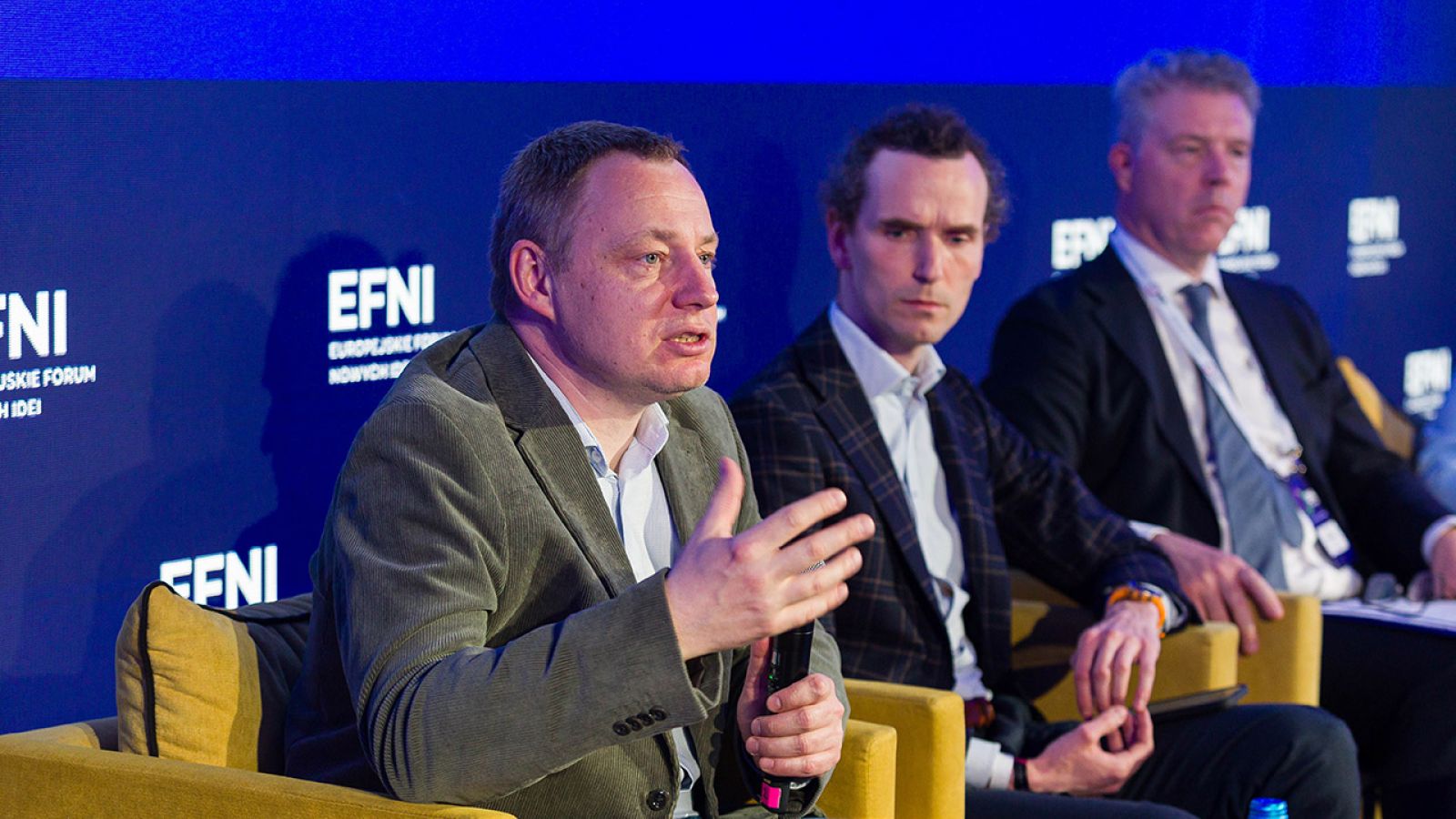 Rewolucja AI a rewolucja internetowa w kontekście pozycji konkurencyjnej państw