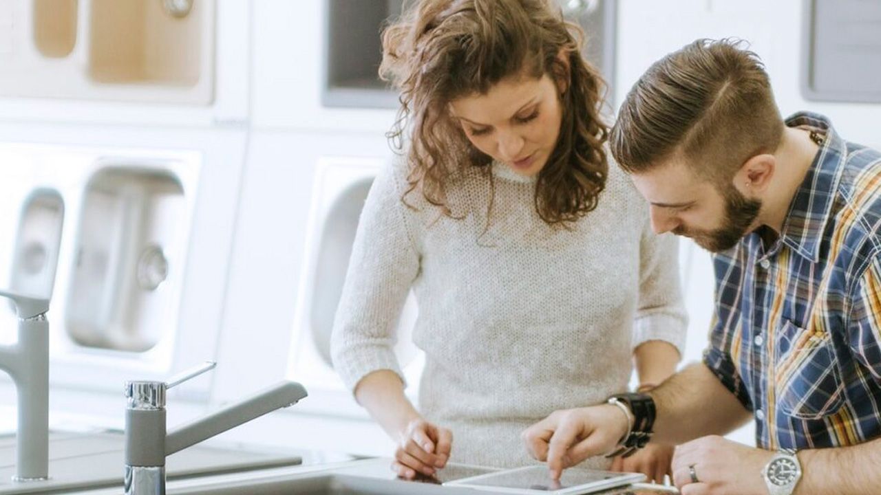 Howdens Joinery: cyfryzacja produkcji kuchni, która skróciła lead time i usprawniła sterowanie zleceniami