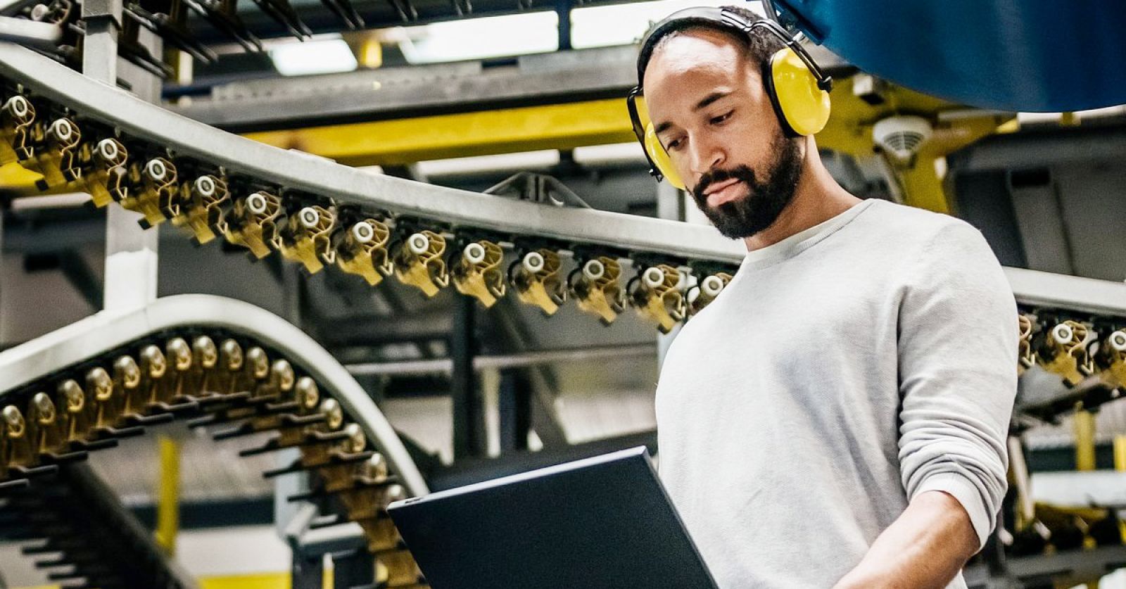 Inwestowanie w nowe technologie i usprawnienia produkcji jest skutecznym sposobem na ograniczenie kosztów w firmach